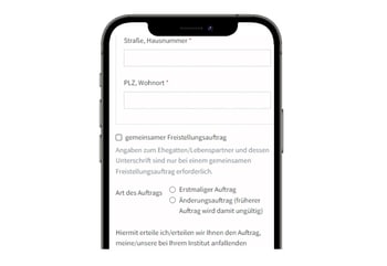Smartphone zeigt ein Formular mit Feldern für Adresse und Auftragstyp auf dem Bildschirm.
