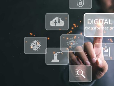 Person, die mit einem Finger auf ein Symbol für digitale Transformation auf einem Bildschirm zeigt.