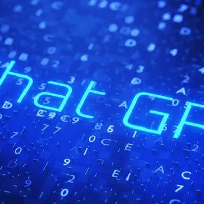 Blau leuchtender Text 'Chat GPT' vor einem Hintergrund aus Zahlen und Buchstaben.